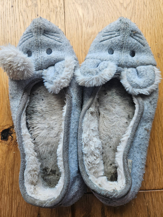 Stinky dirty and heavily worn slippers, UK 5/6