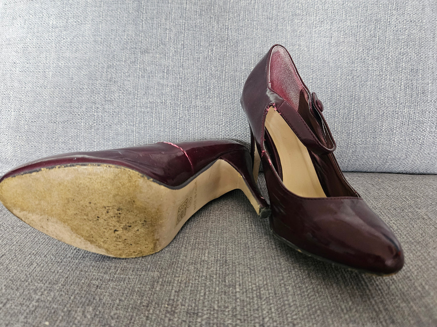 Burgundy well worn strap heels / UK5