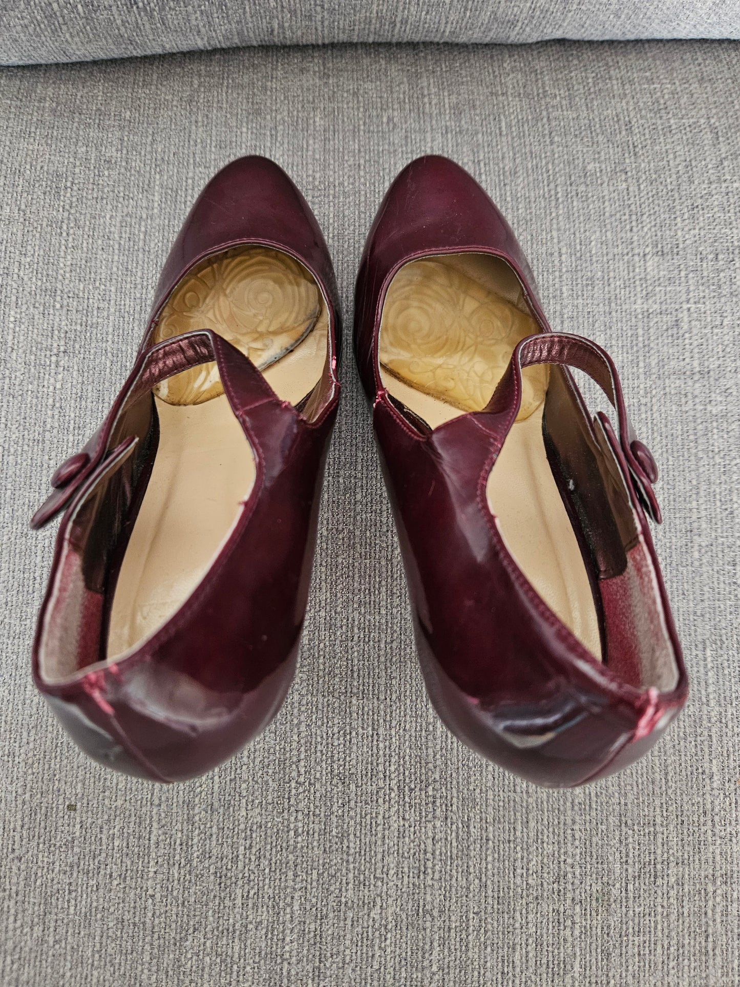 Burgundy well worn strap heels / UK5