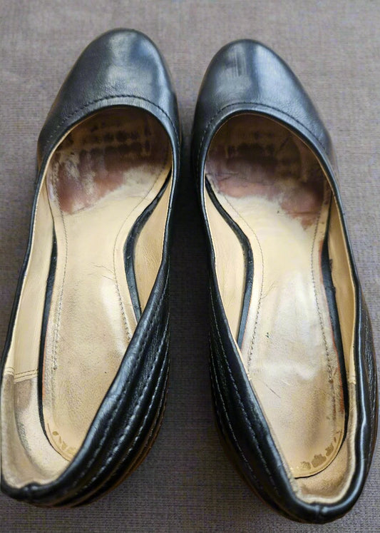 Heavily Worn Clarks Heels / UK5