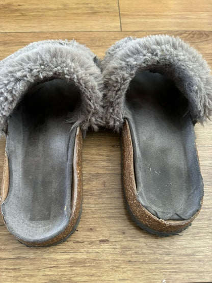 Heavily Worn Fluffy Slippers / Smelly / UK5